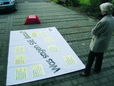 Bodengrafik "Was sagen Sie dazu?"