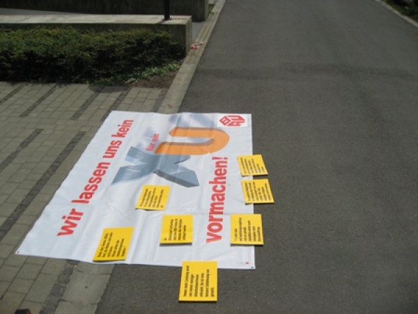 Bodengrafik "Wir lassen uns kein X für ein U vormachen"