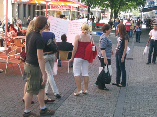 Straßenaktion Großzeitung LESEN